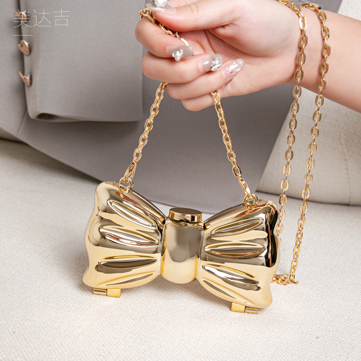 Glossy Gold Metal Bow Shaped M - Mini Purse Chain recension och pris